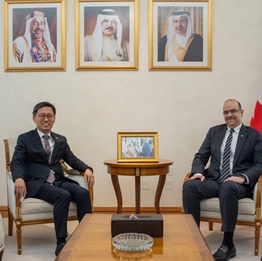 H.E. Ambassador Koo, HeonSang met Yousif bin Abdulhussain Khalaf, the Minister of Legal Affairs(3.20)