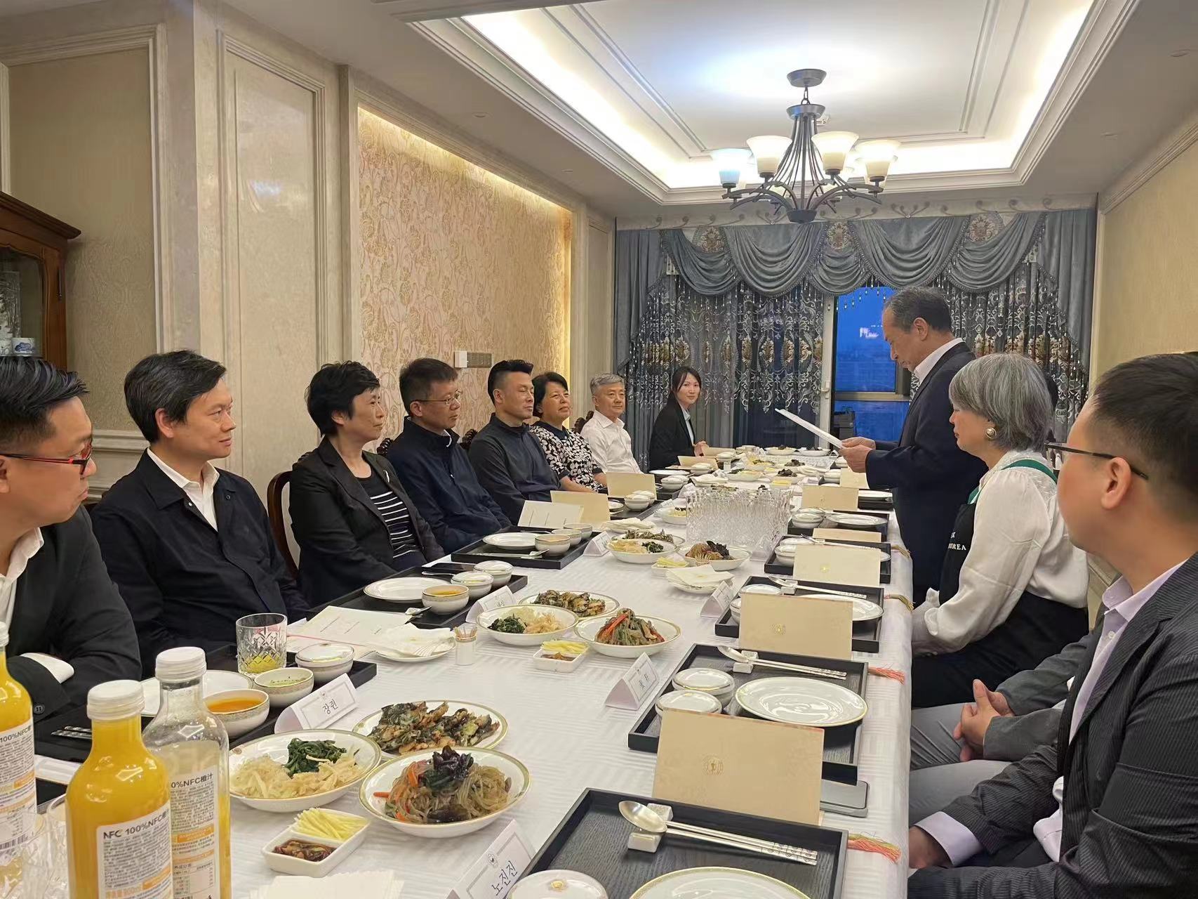 总领事邀请武汉市外事办公室主任一行举行官邸晚宴