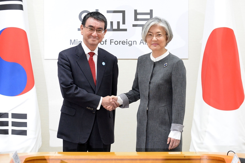강경화 외교부장관,「고노」일본 외무대신과 회담 