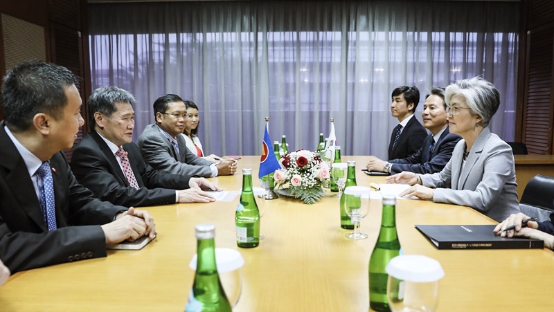 Foreign Minister Meets with Secretary-General of ASEAN Lim Jock Hoi