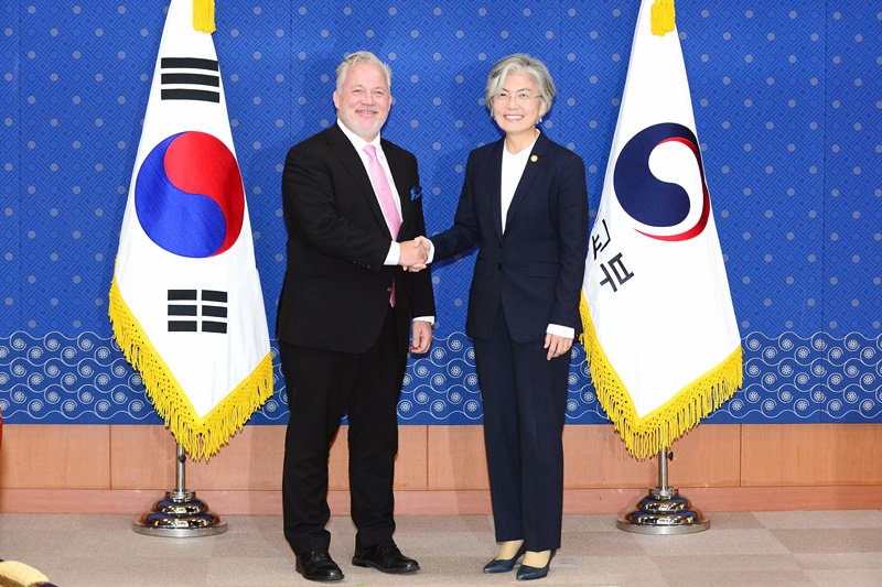Minister of Foreign Affairs Meets with Swedish Special Envoy to Korean Peninsula 