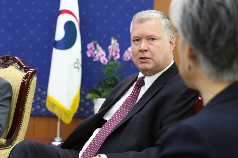 Foreign Minister Meets with US Special Representative for North Korea Biegun 