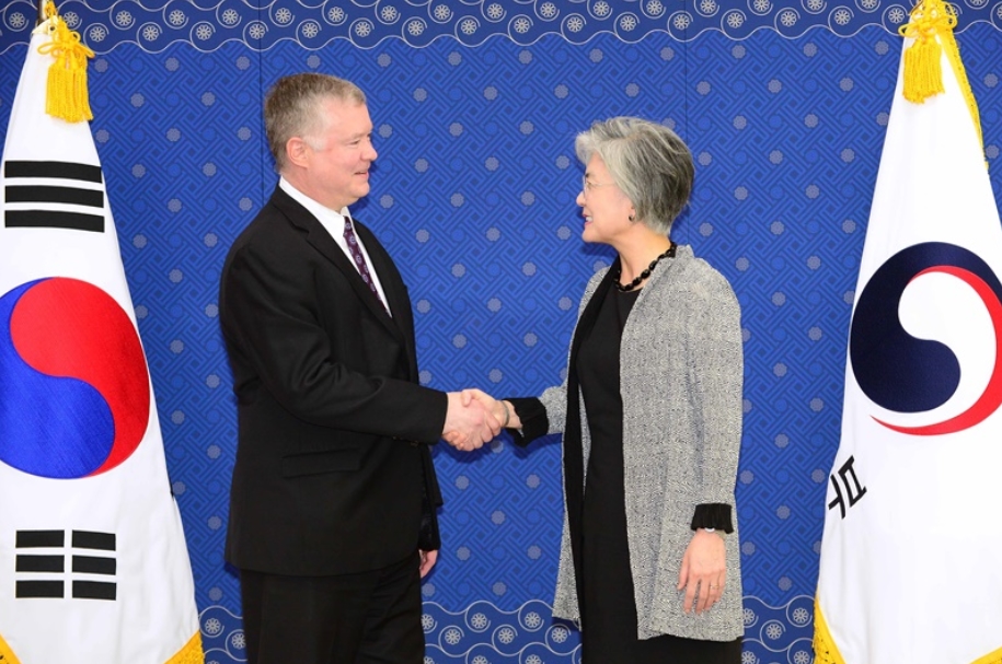 FM Meets with US Special Representative for North Korea Biegun (5.10) 