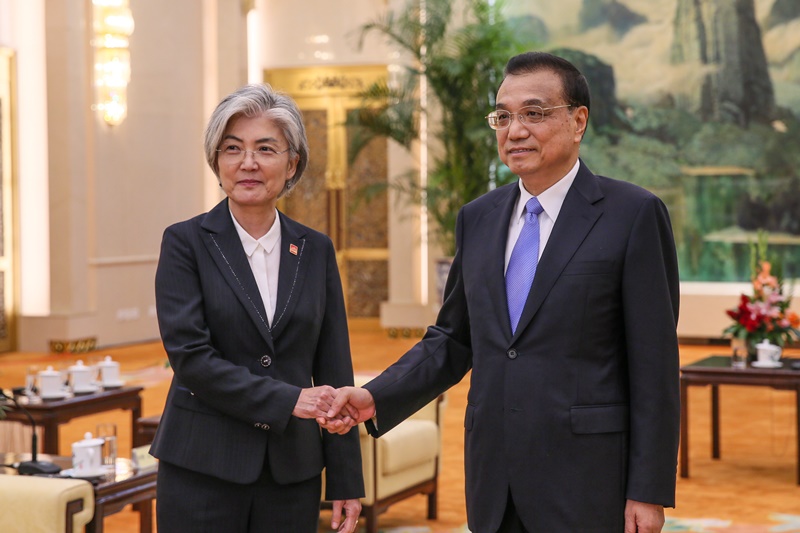 FM Pays Courtesy Call on Chinese Premier Li Keqiang on Occasion of 9th ROK-Japan-China Trilateral Foreign Ministers’ Meeting 