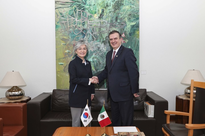 Foreign Minister Attends Inauguration Ceremony of Mexican President 