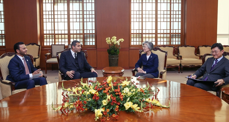 Foreign Minister Meets with Chairman of Abu Dhabi Executive Affairs Authority Khaldoon