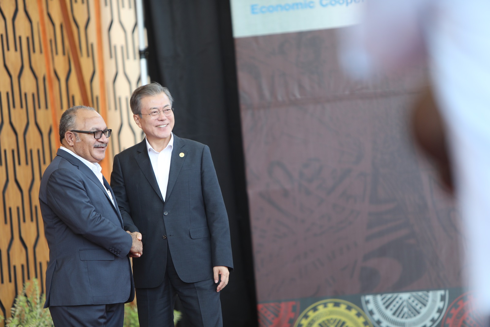 2018 APEC 정상회의에서 문재인대통령과 피터오닐 총리 악수 사진