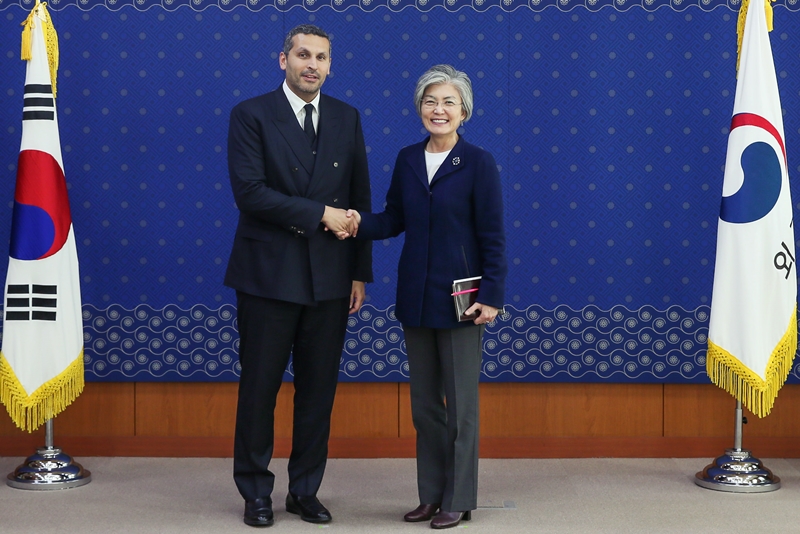 Foreign Minister Meets with Chairman of Abu Dhabi Executive Affairs Authority Khaldoon