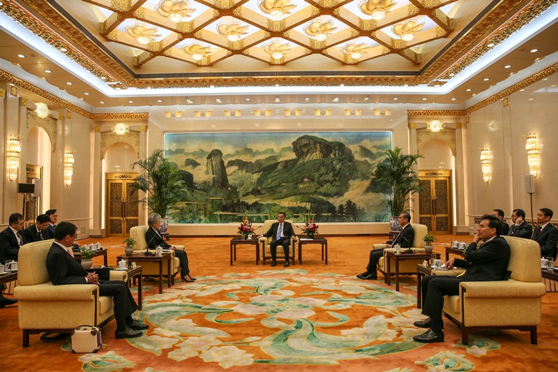 FM Pays Courtesy Call on Chinese Premier Li Keqiang on Occasion of 9th ROK-Japan-China Trilateral Foreign Ministers’ Meeting 