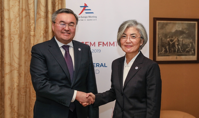 1. On the occasion of the 14th ASEM Foreign Ministers’ Meeting (Dec. 15-16, Madrid), Minister of Foreign Affairs Kang, Kyung-wha met bilaterally with Minister of Foreign Affairs of Romania Bogdan Lucian Aurescu, Minister of Foreign Affairs of the Republic of Kazakhstan Mukhtar Beskenuly Tileuberdi, and Deputy Prime Minister for Judicial Reform and Minister of Foreign Affairs of the Republic of Bulgaria Ekaterina Zaharieva on December 16.
