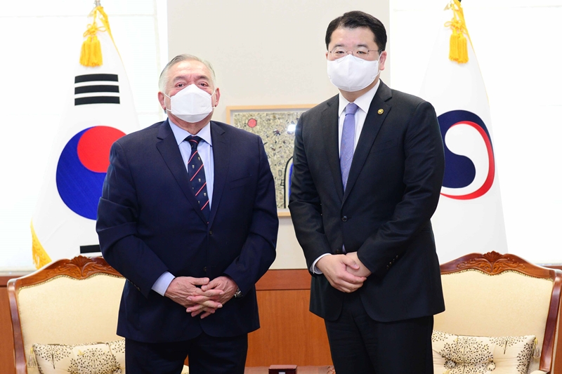 Vice Minister of Foreign Affairs Choi Jong Kun Meets with Peruvian Ambassador to Korea 