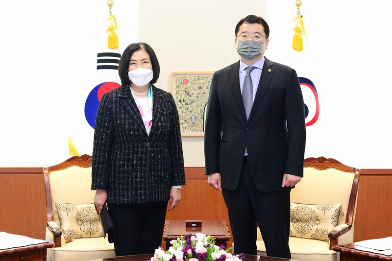 Vice Minister of Foreign Affairs Choi Jong Kun Meets with New Mongolian Ambassador to Korea 