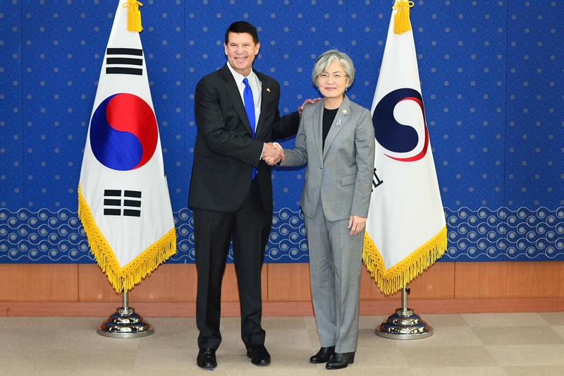 Foreign Minister Meets with U.S. Under Secretary of State for Economic Growth, Energy and Environment and Assistant Secretary of State for Bureau of East Asian and Pacific Affairs 