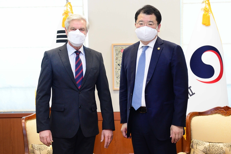 Vice Minister of Foreign Affairs Choi Jong Kun Meets with German Ambassador to Korea