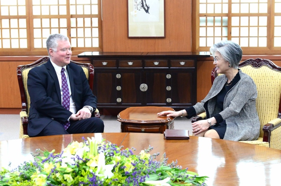 FM Meets with US Special Representative for North Korea Biegun (5.10) 