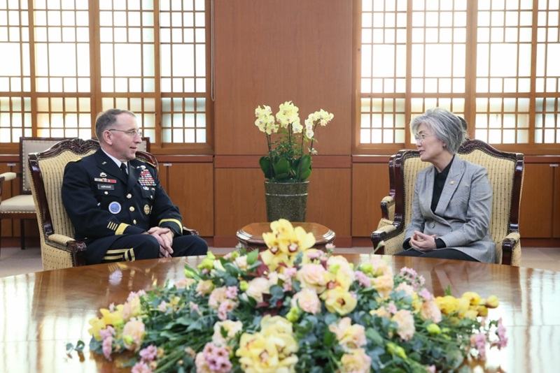 Foreign Minister Meets with Incoming Commander of US Forces Korea 