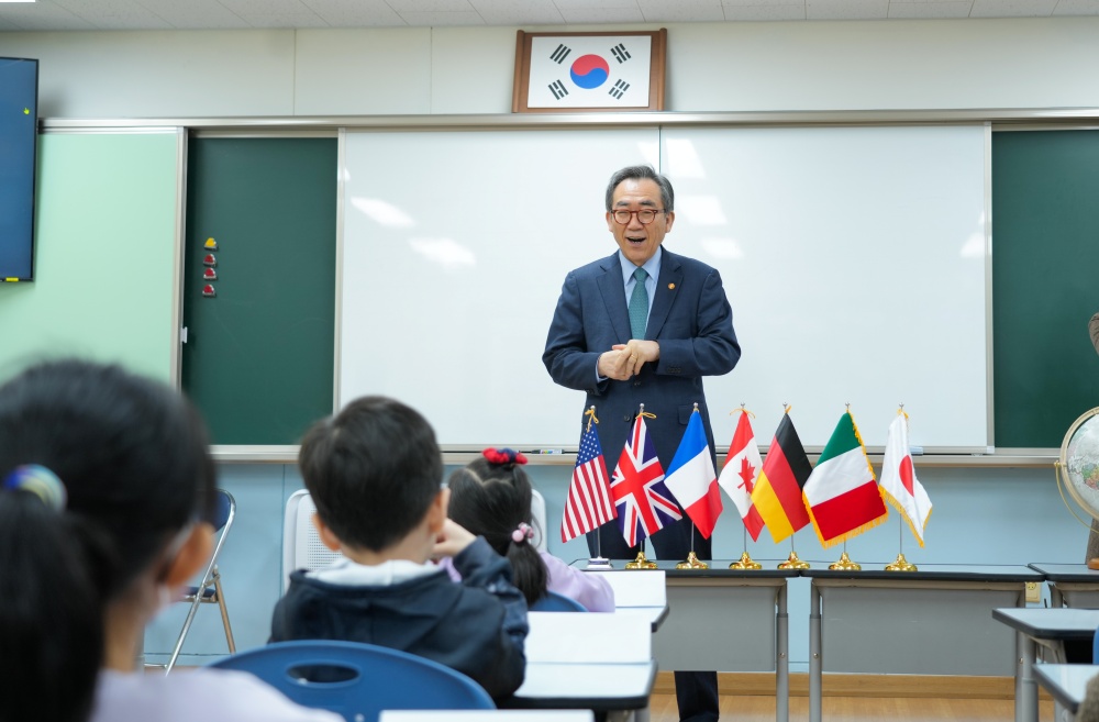 서울휘경초등학교 늘봄학교 일일교사 “외교부장관과 함께 세계로”