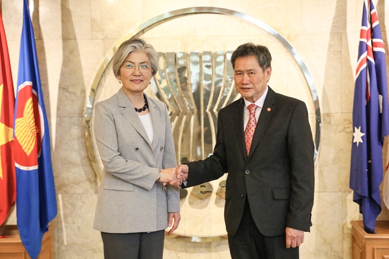 Foreign Minister Meets with Secretary-General of ASEAN Lim Jock Hoi