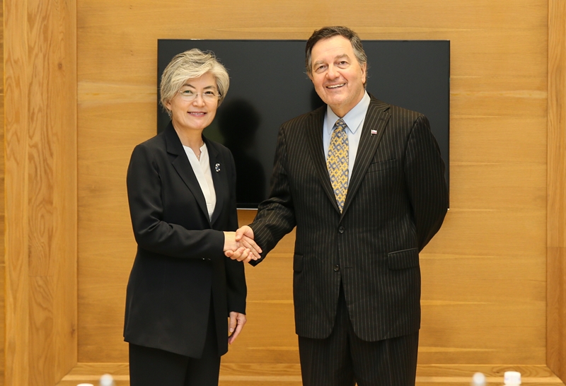 On the occasion of the World Economic Forum (WEF) on ASEAN 2018, Foreign Minister Kang Kyung-wha met bilaterally with Foreign Minister Roberto Ampuero of Chile on September 11. In the meeting, the two top diplomats reviewed the progress in the Republic of Korea-Republic of Chile relations and exchanged views on ways to step up multilateral and substantive bilateral cooperation as well as the situation on the Korean Peninsula.