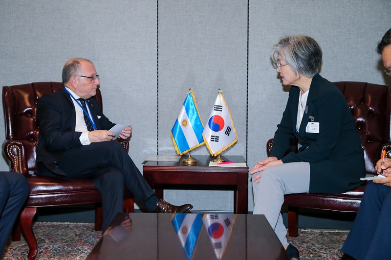 Foreign Minister Meets Bilaterally with her Counterparts from Three Latin American Countries (Cuba, Argentina and Colombia) on Occasion of UN General Assembly (Sep. 26-27) 