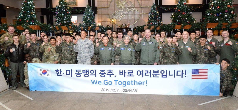 Minister of Foreign Affairs Visits Osan Air Base to Encourage ROK and U.S. Service Members Toward Year’s End