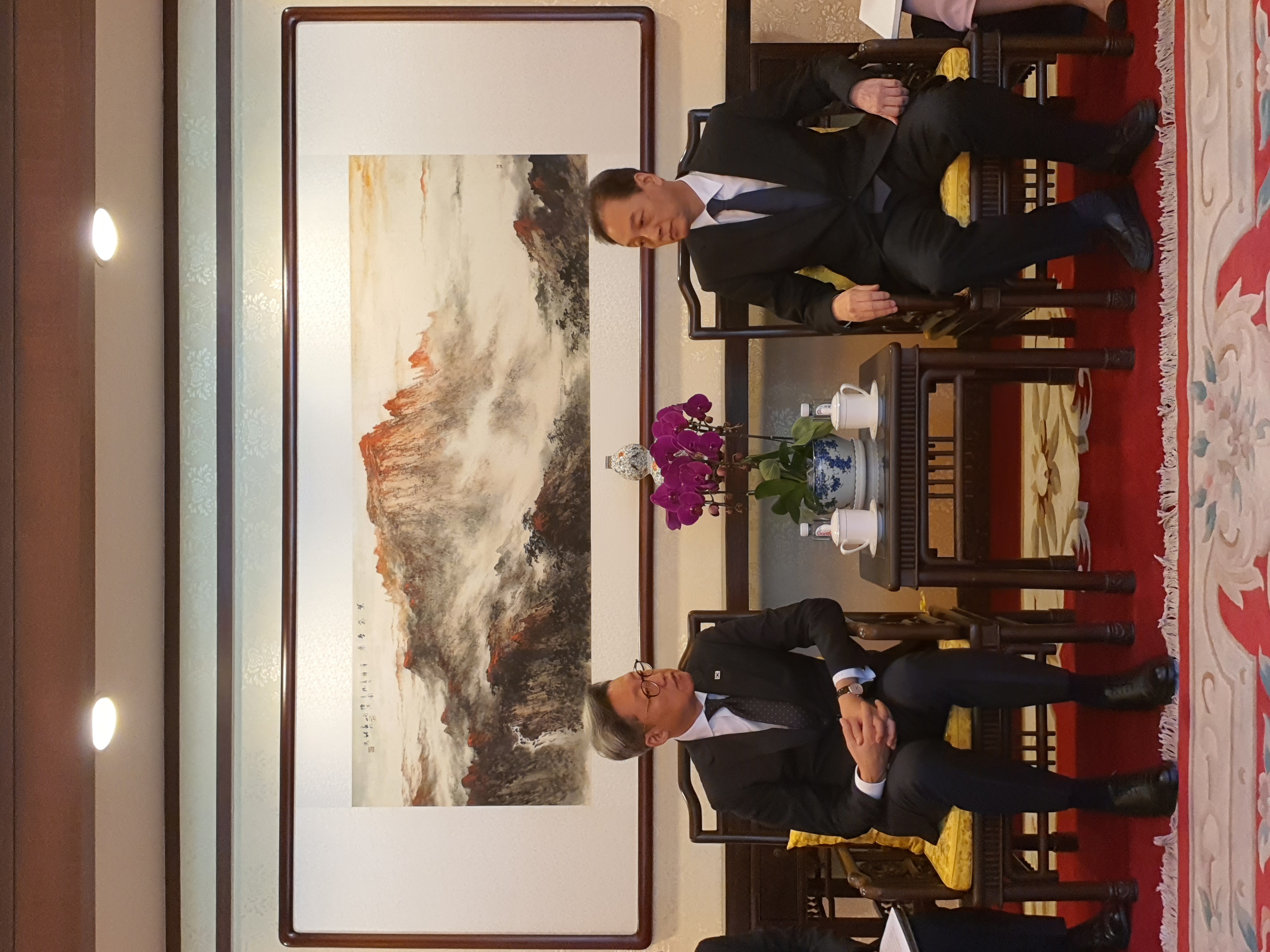 郑在浩大使同中国人民外交学会会长举行会谈