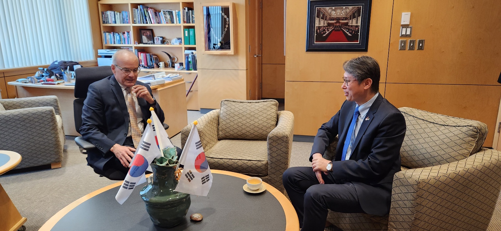 Consul General Jongho Kyun meets Coquitlam Mayor Richard Stewart