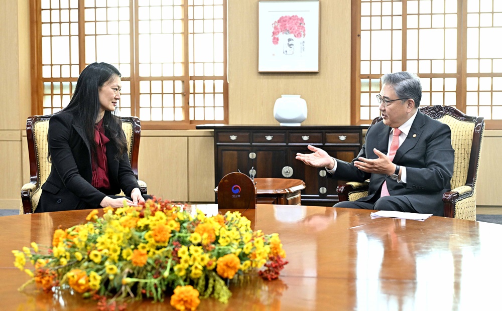 Minister of Foreign Affairs Meets with U.S. Special Envoy on North Korean Human Rights Issues