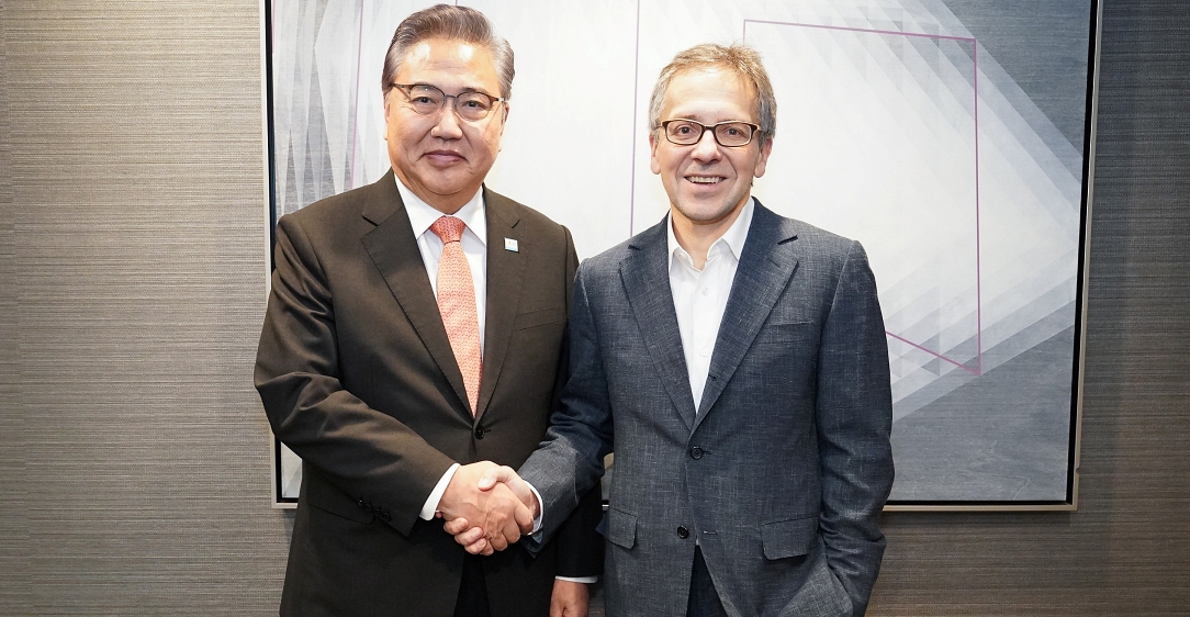 박진 장관, 유라시아그룹 회장 면담