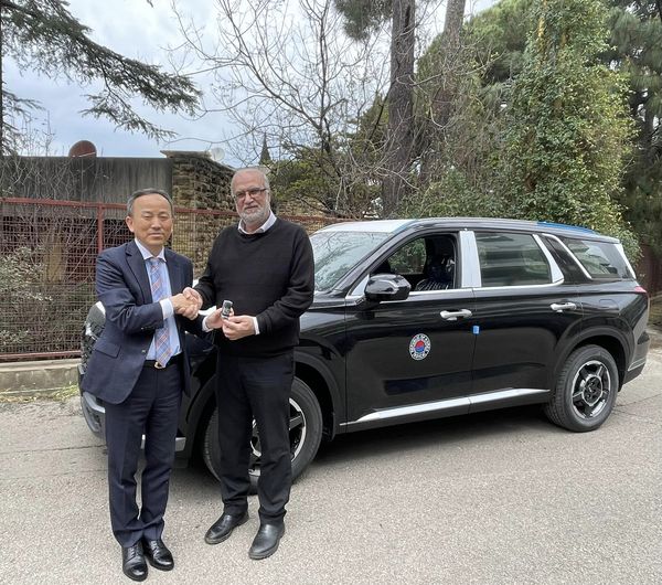 Ambassador Park hands over two vehicles to the Municipality of Anjar and to the Municipality of Ehden-Zgharta 