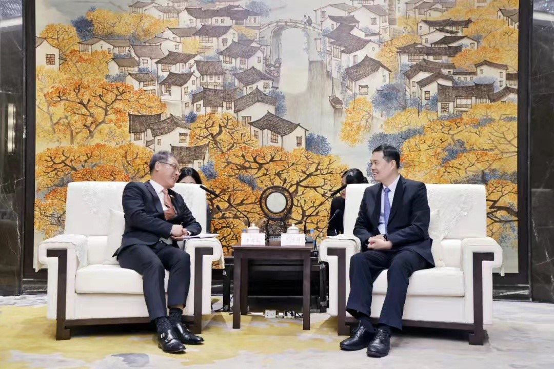 (4.17) 总领事与江苏省苏州市委书记会谈
