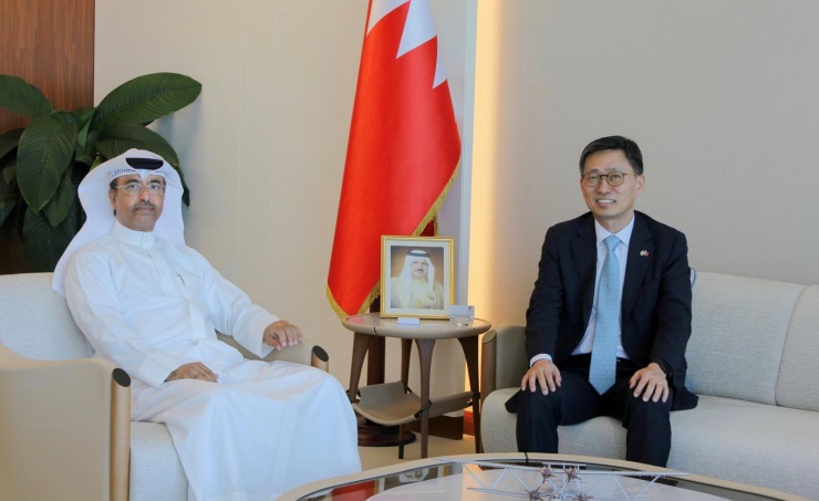 H.E. Ambassador Koo, HeonSang met H.E. Mohammed bin Thamer Al Kaabi, Minister of Transportation & Telecommunication of the Kingdom of Bahrain(4.18)