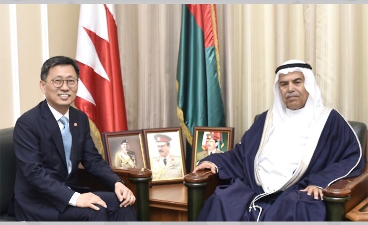 H.E. Ambassador Koo, HeonSang met HE. Abdulla bin Hassan Al Noaimi, Minister of Defense Affairs(4.18)