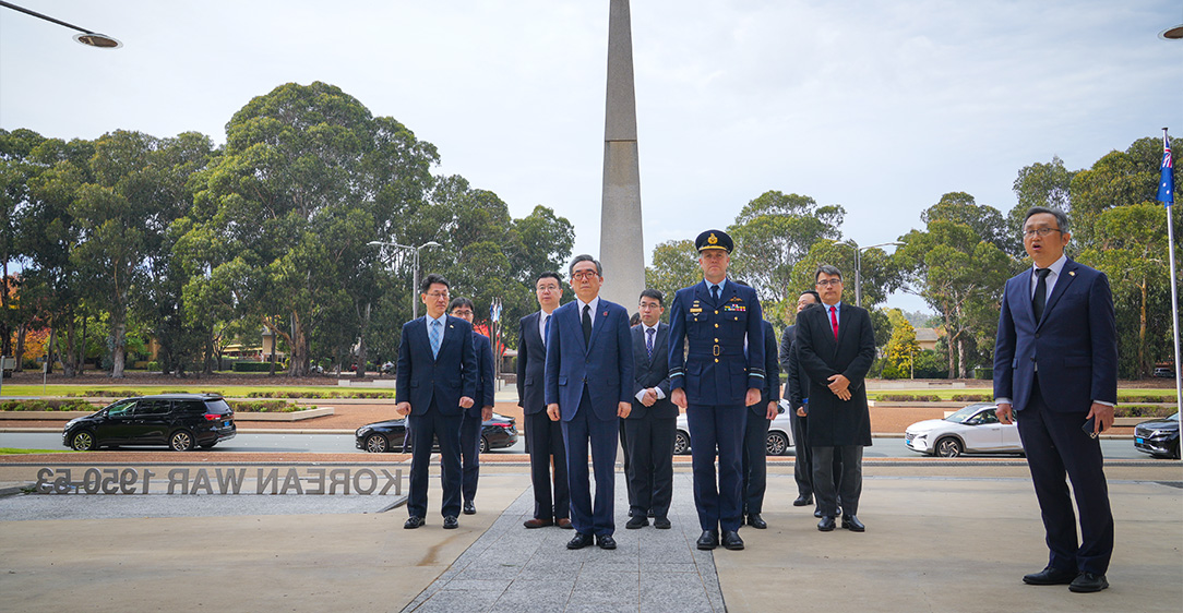 외교장관, 호주 한국전 참전 기념비 및 무명용사의 묘 헌화