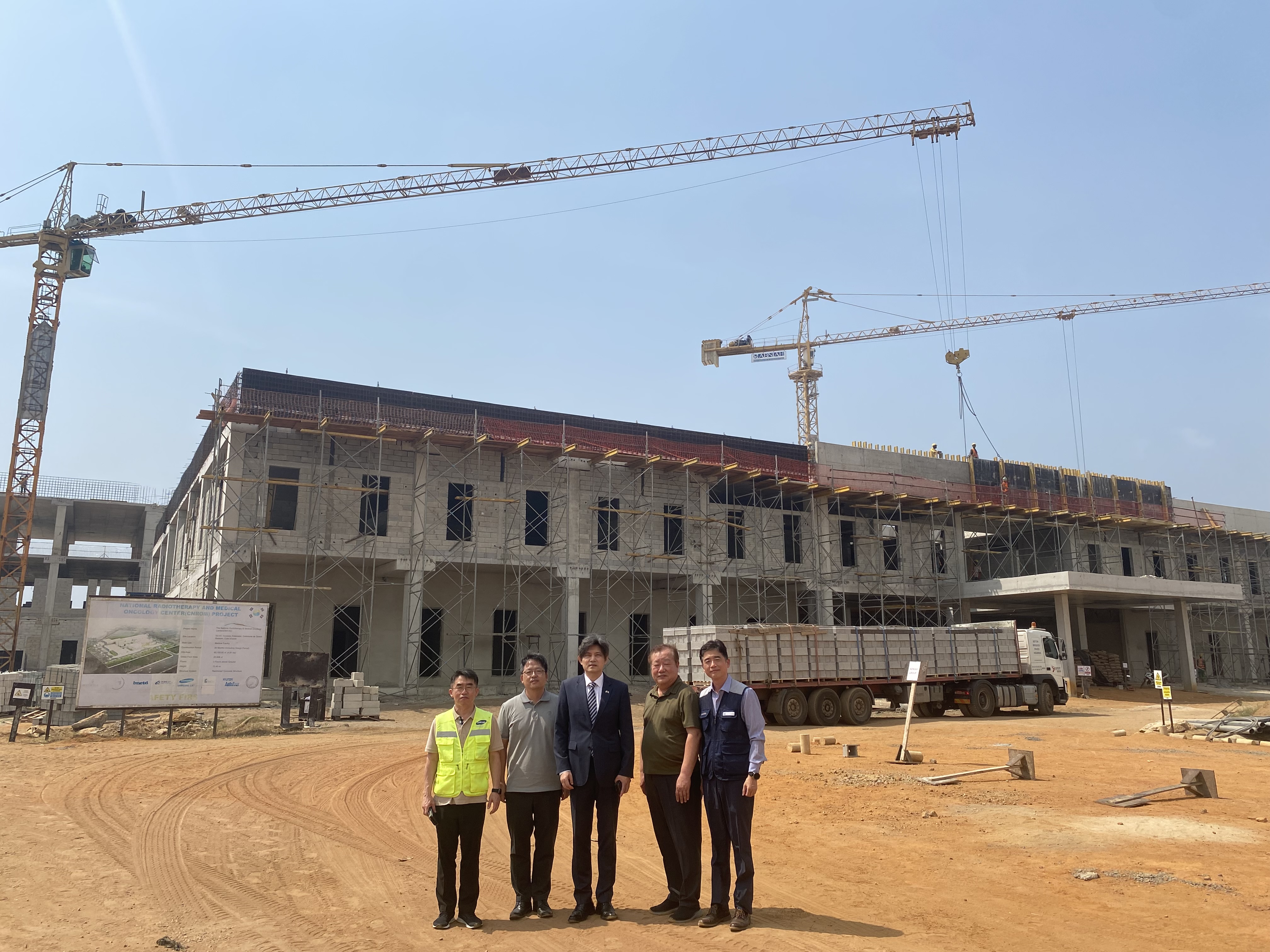 Visite sur le chantier de construction du Centre National de Radiothérapie et d'Oncologie Médicale (CNROM) à Grand Bassam