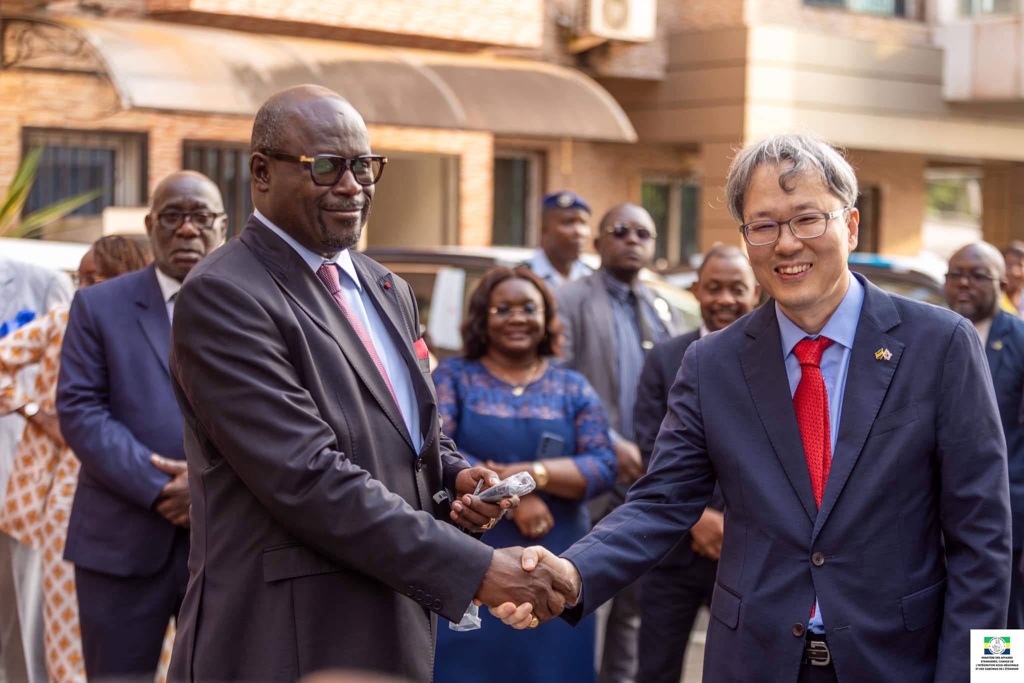Remise de véhicules au ministère des Affaires étrangères du Gabon (13 février)