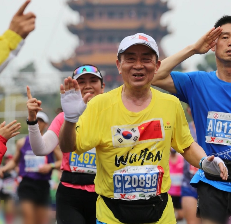 总领事跑完2025武汉马拉松全程