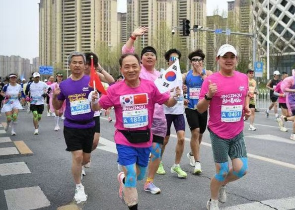 总领事参加2025荆州马拉松