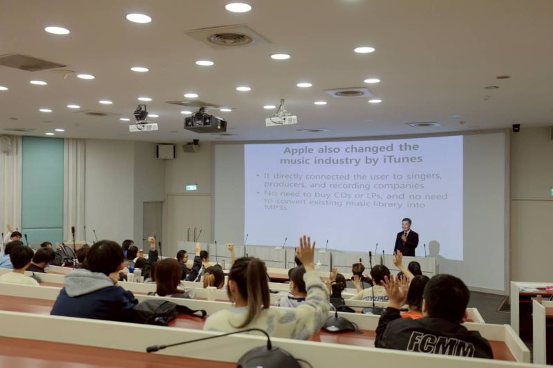 李殷鎬代表，向佛光大學大學生進行演講
