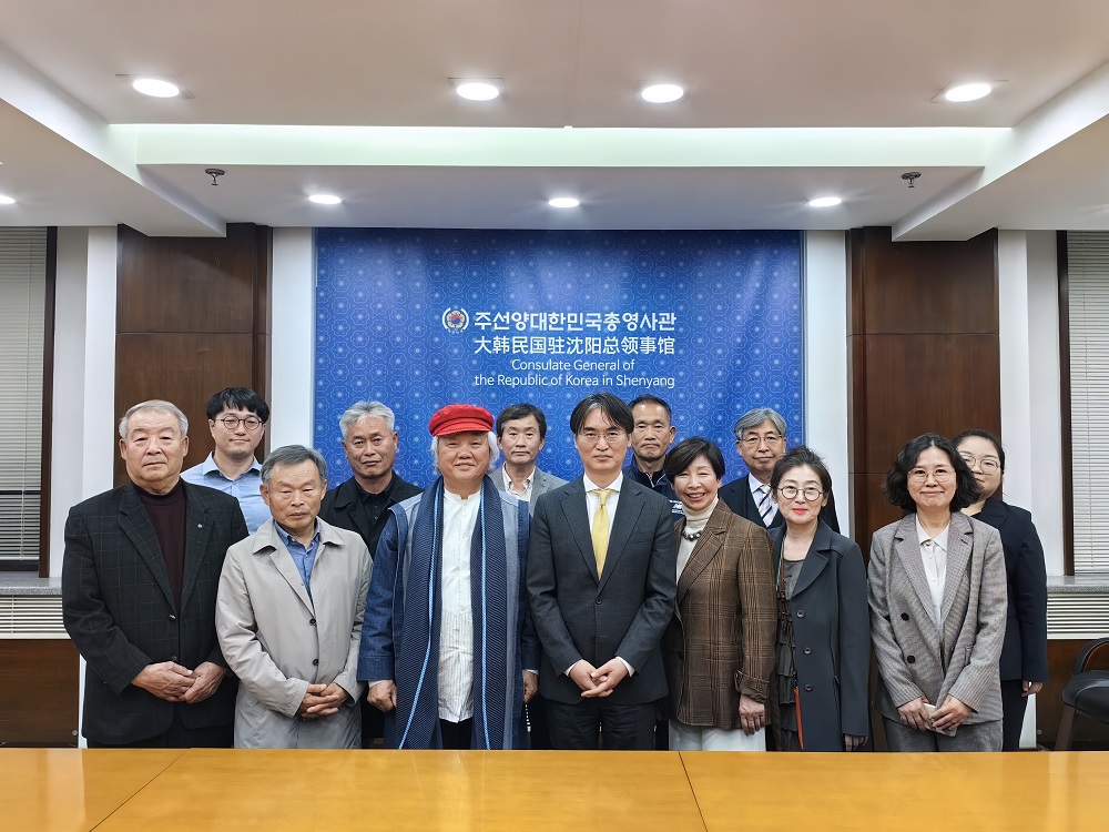 总领事会见韩中美术协会会长一行（4.21）