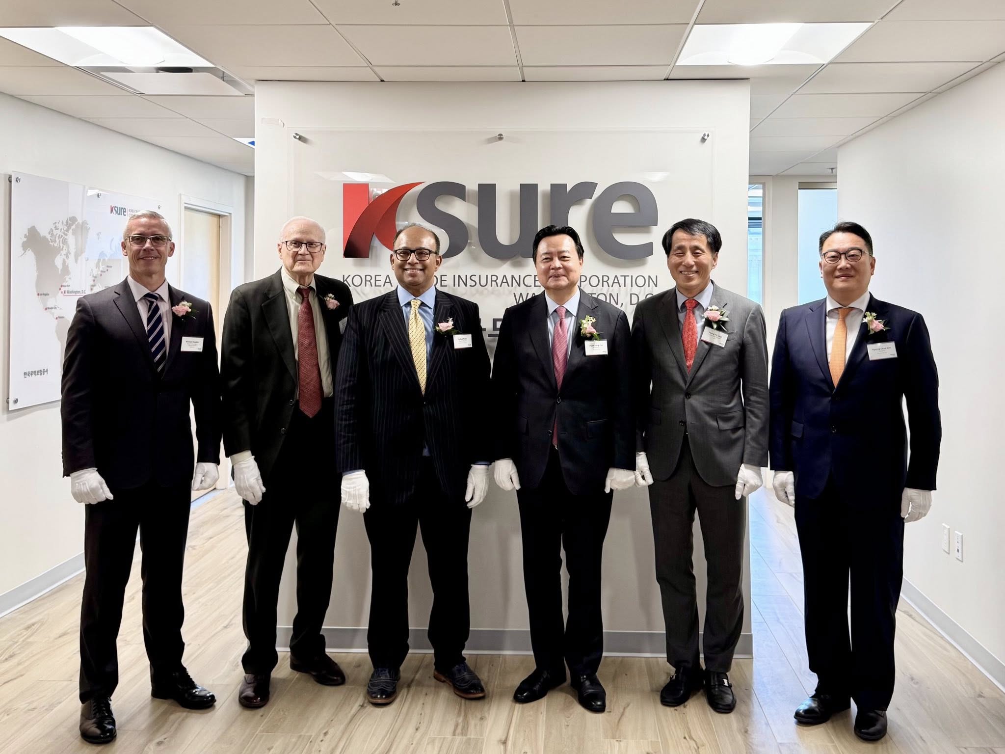 Ambassador Cho Attended the Opening Ceremony of the Korea Trade Insurance Corporation (K-SURE)’s D.C. office (4.22)