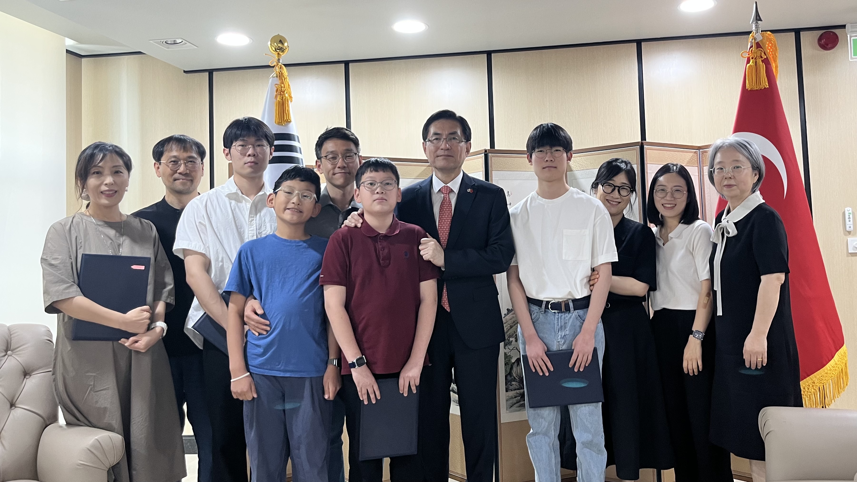 정연두 대사, 민주평통 남유럽 지회 주최 통일 골든벨 수상학생 상장 전달(6.17)