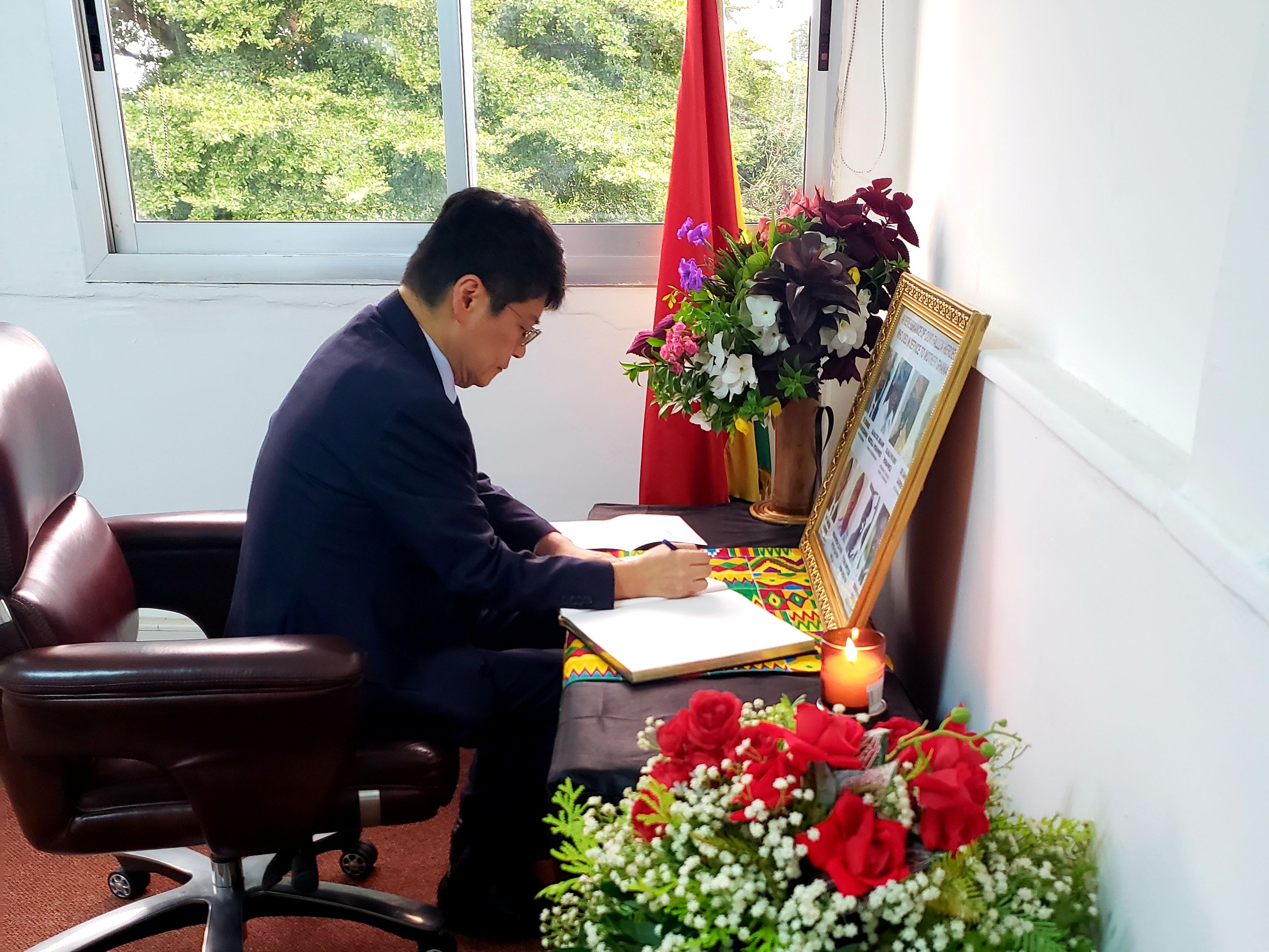 Firma del Libro de Condolencias en la Embajada de Ghana