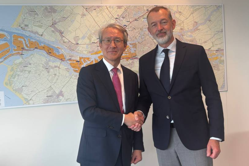 Ambassador Hong Meets with CEO of Port of Rotterdam Authority