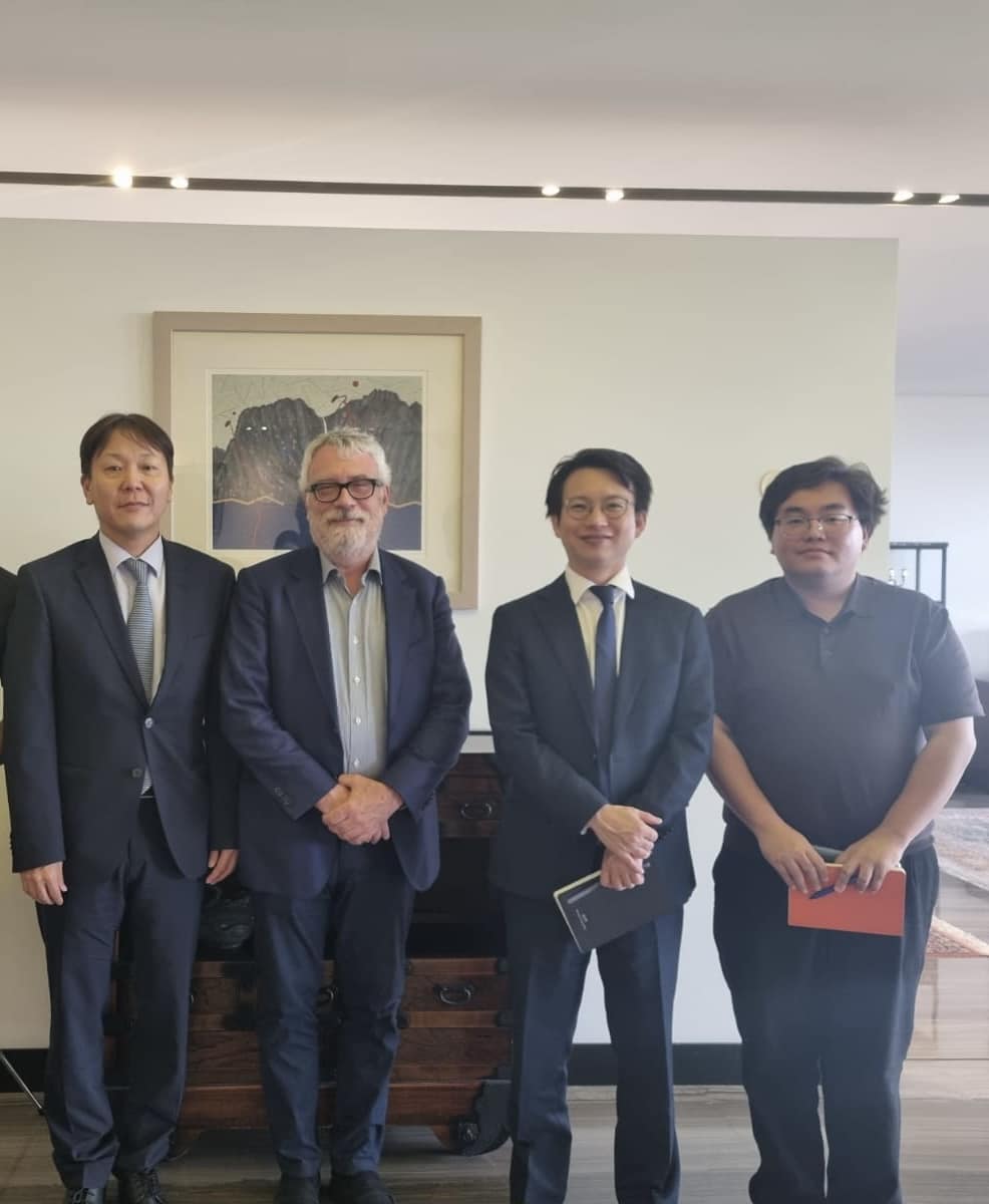 Ambassador Geon discusses political and security situation with Mr. Michael Young