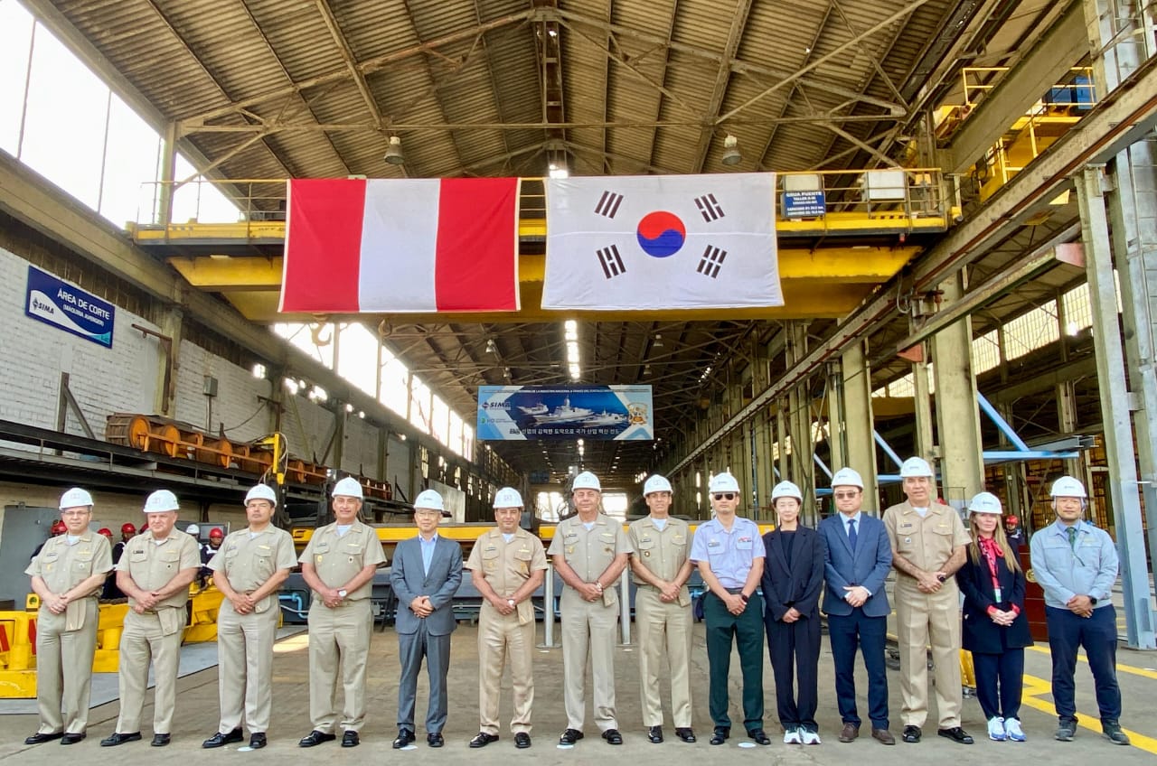 대사, 호위함 건조 착수식 참석