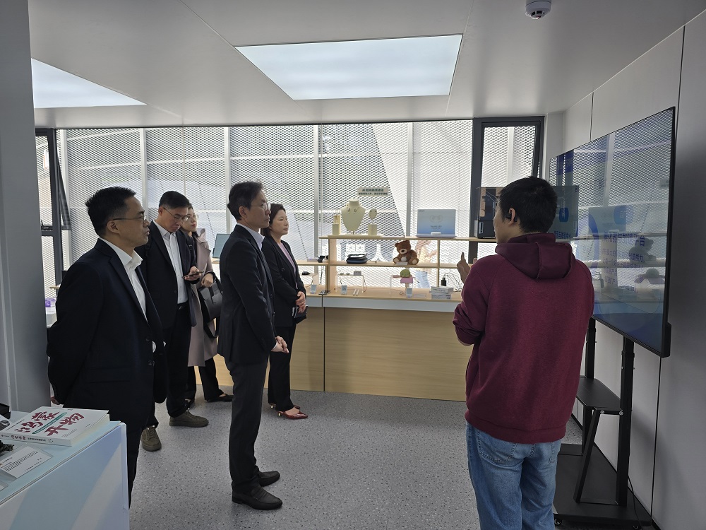 총영사, 선전 룽강구 인공지능서 및 로봇·AI 6S 매장 방문