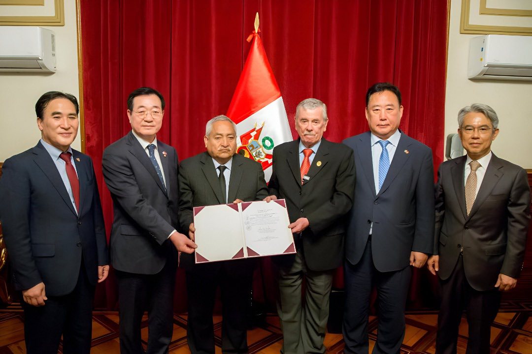 Reunión de la delegación de la Liga Parlamentaria de Amistad Corea-Perú con el presidente del Congreso del Perú