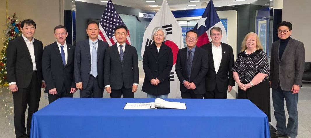 Ambassador Toured the Samsung Austin Semiconductor Factory (12.4)