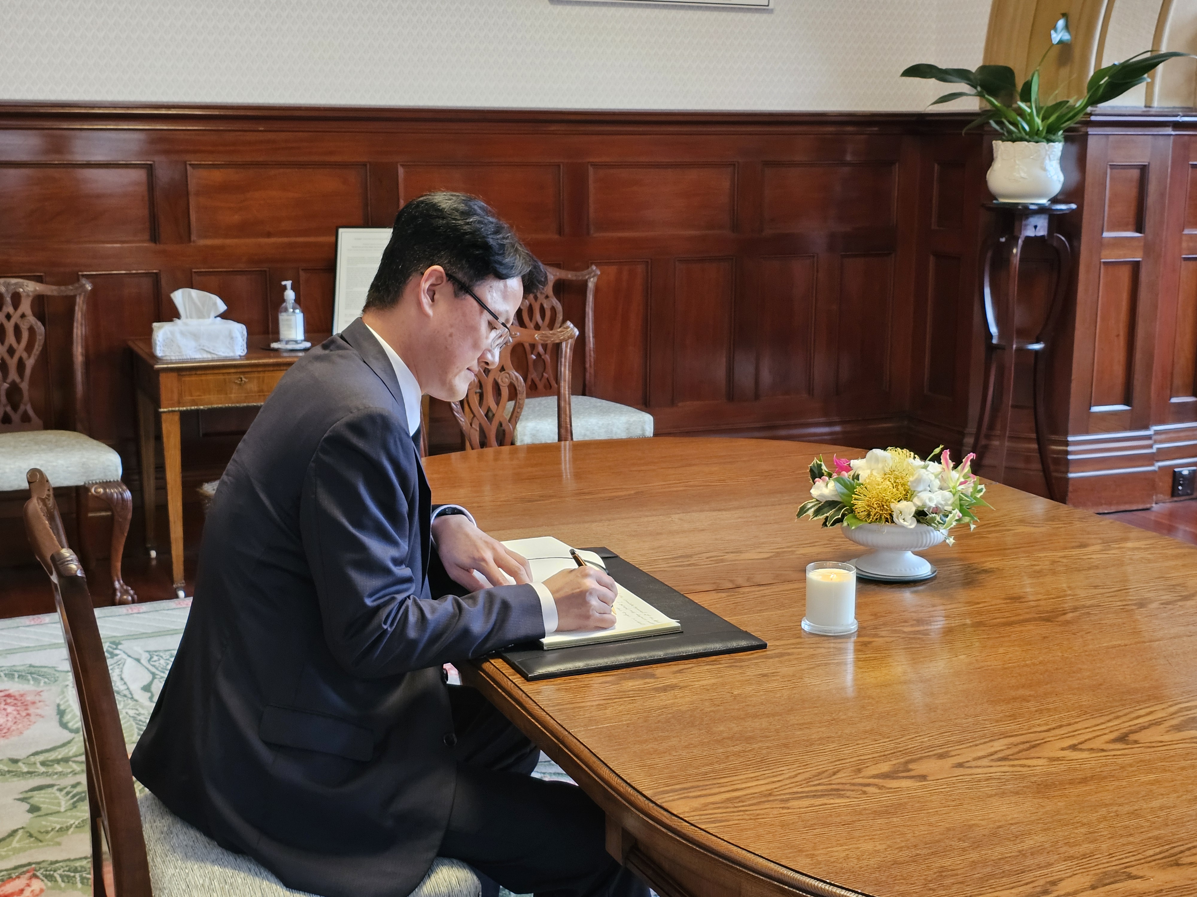 Consul-General Choi visits Government House to express condolences for victims of Bondi attack